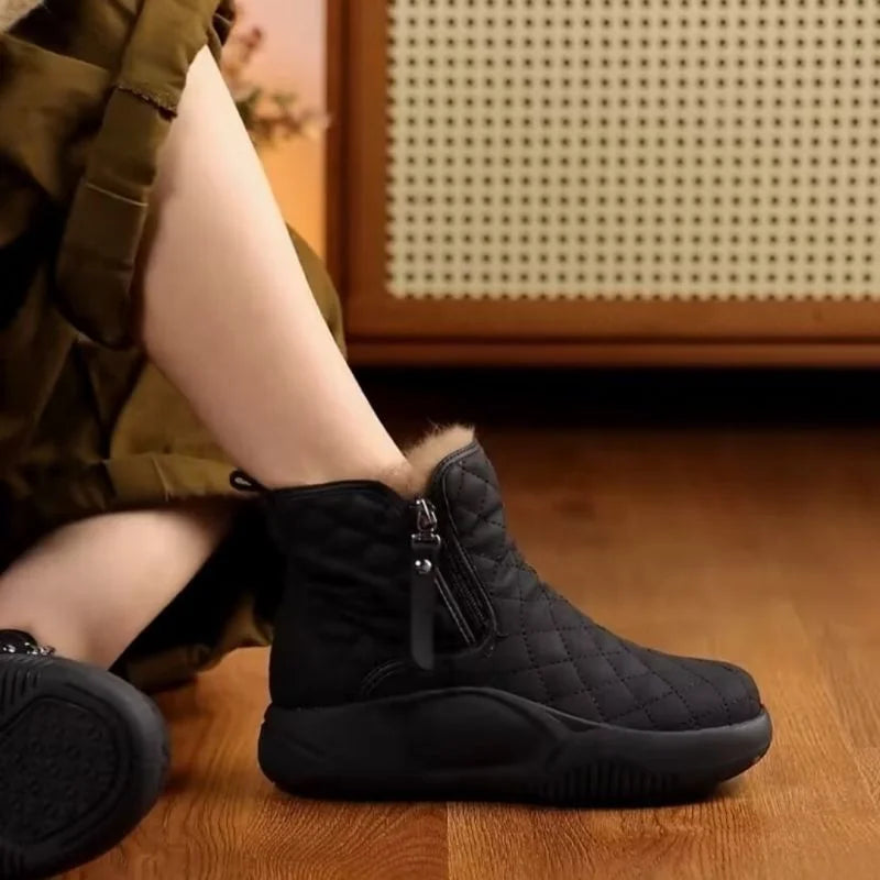 Krohn-e | Kurze Stiefel mit Kette An Der Seite