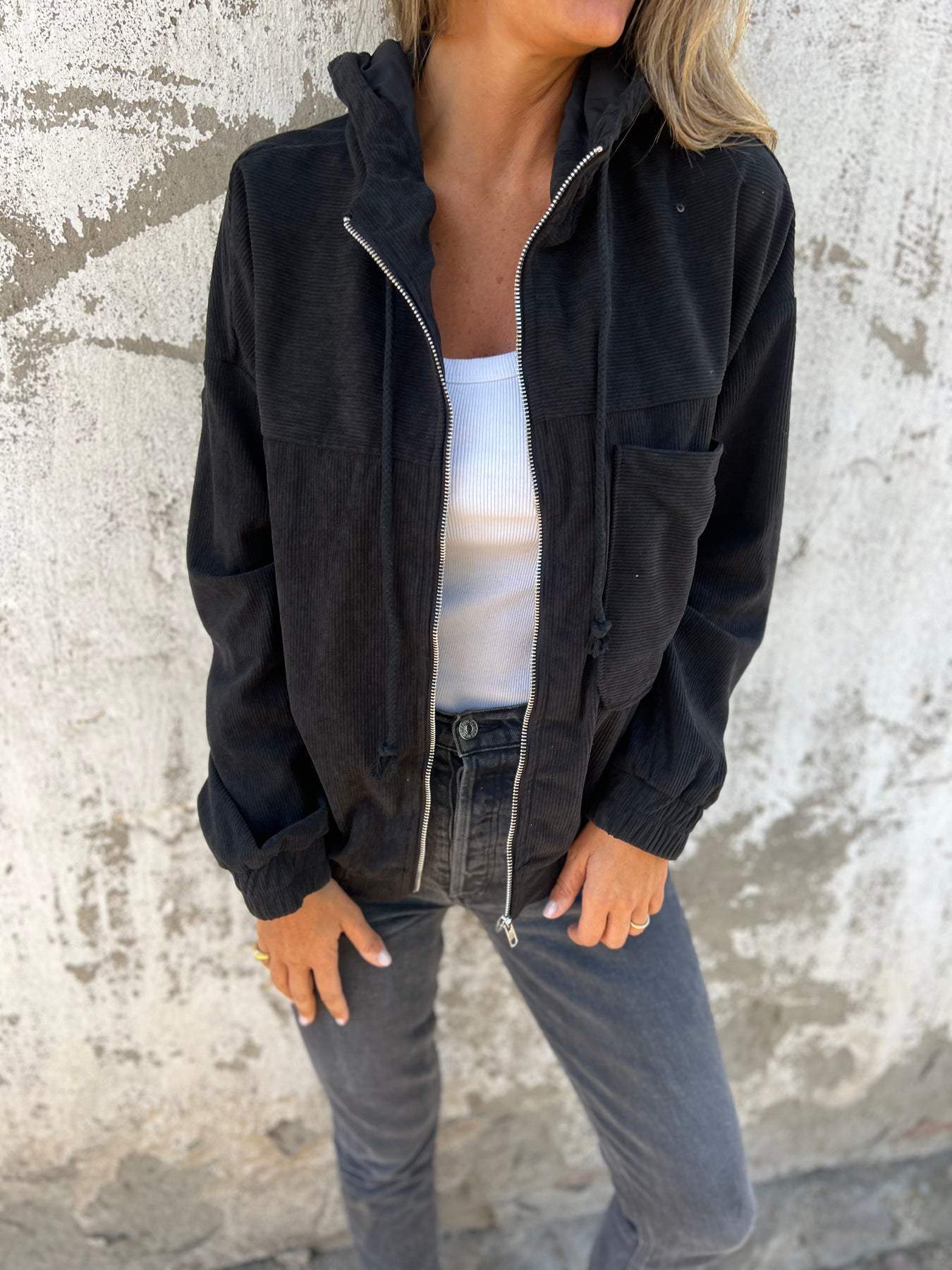 Krohn-e | Lässige Jacke mit Weißer Kapuze und Reißverschluss