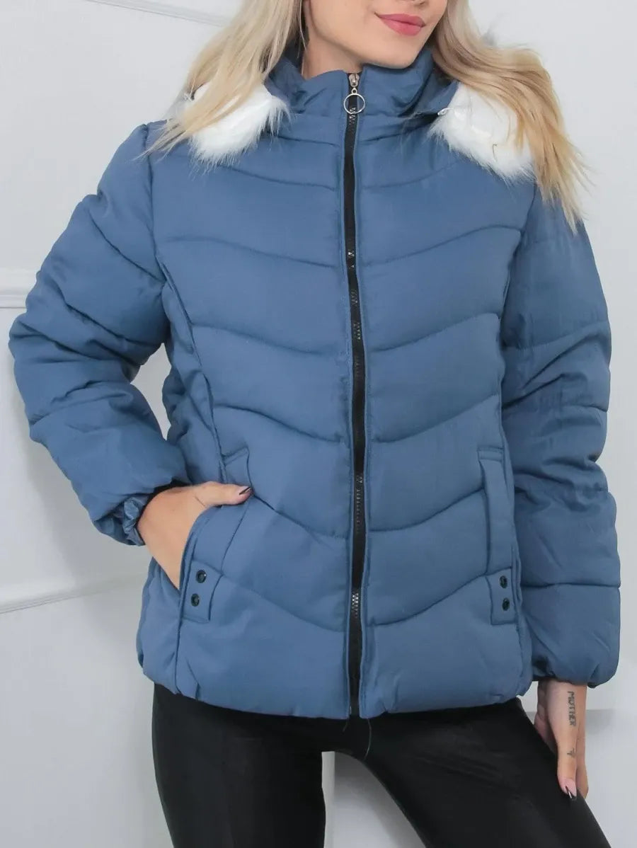 Steppjacke von Leynira mit grüner Farbe und Fellkapuze