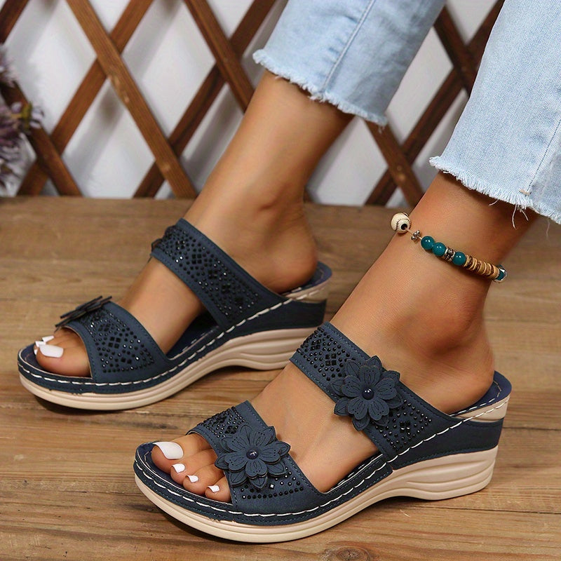 KROHN-E Damen Wedge Pantoletten Blumenverzierung Keilabsatz