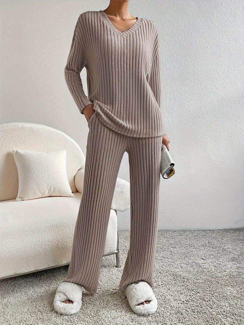 Damen-Anzug mit geripptem V-Ausschnitt-Pullover und Hose im eleganten Design
