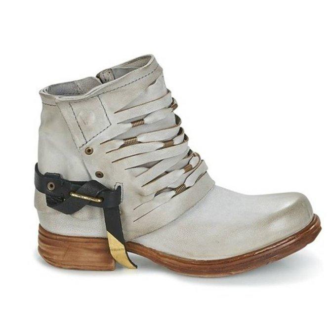 Krohn-e | Retro Stiefeletten mit Blockabsatz und Reißverschluss