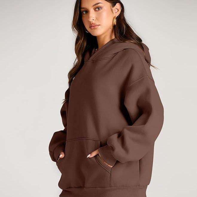 Großer Kapuzenpullover mit langen Ärmeln und Taschen von Fudus