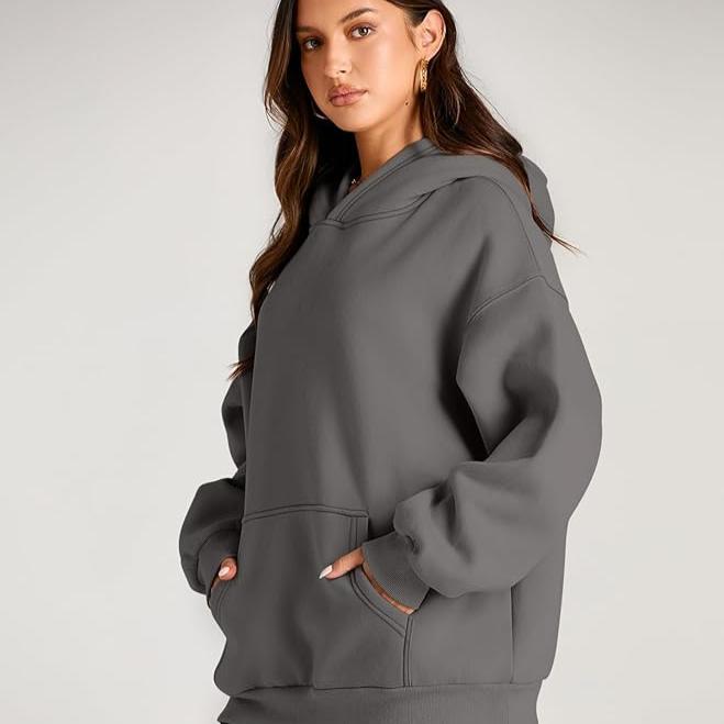 Großer Kapuzenpullover mit langen Ärmeln und Taschen von Fudus