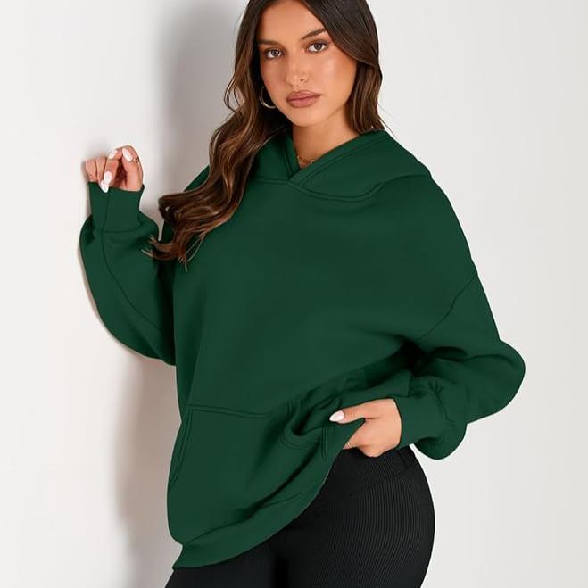 Großer Kapuzenpullover mit langen Ärmeln und Taschen von Fudus