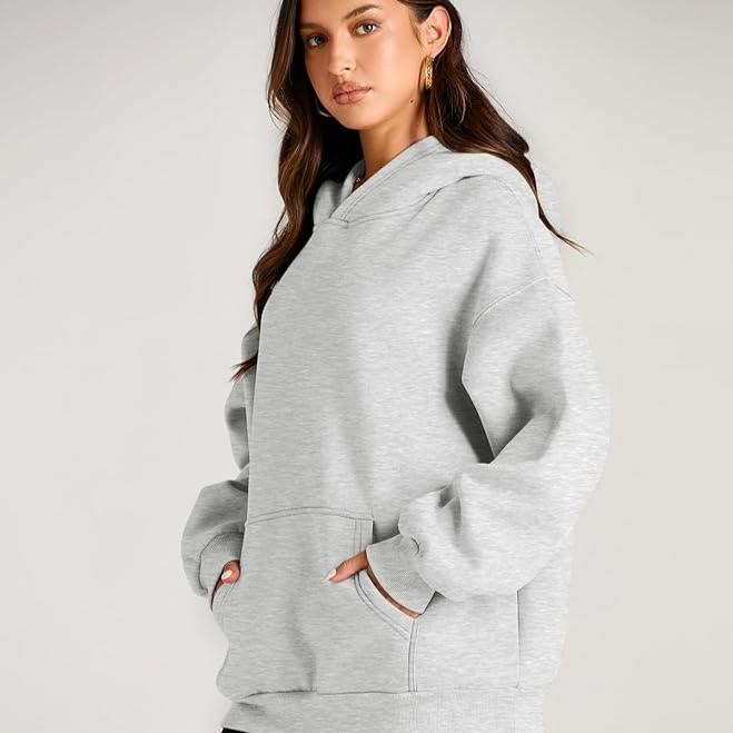 Großer Kapuzenpullover mit langen Ärmeln und Taschen von Fudus