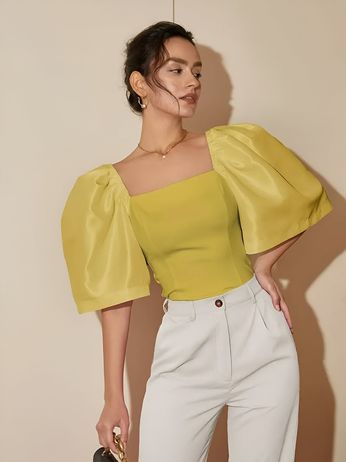 Schicke, figurbetonte Bluse mit quadratischem Ausschnitt von Fudus