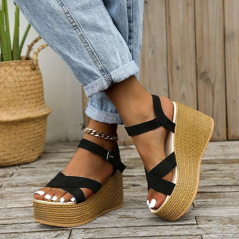 Modische Keilsandalen aus Georgia