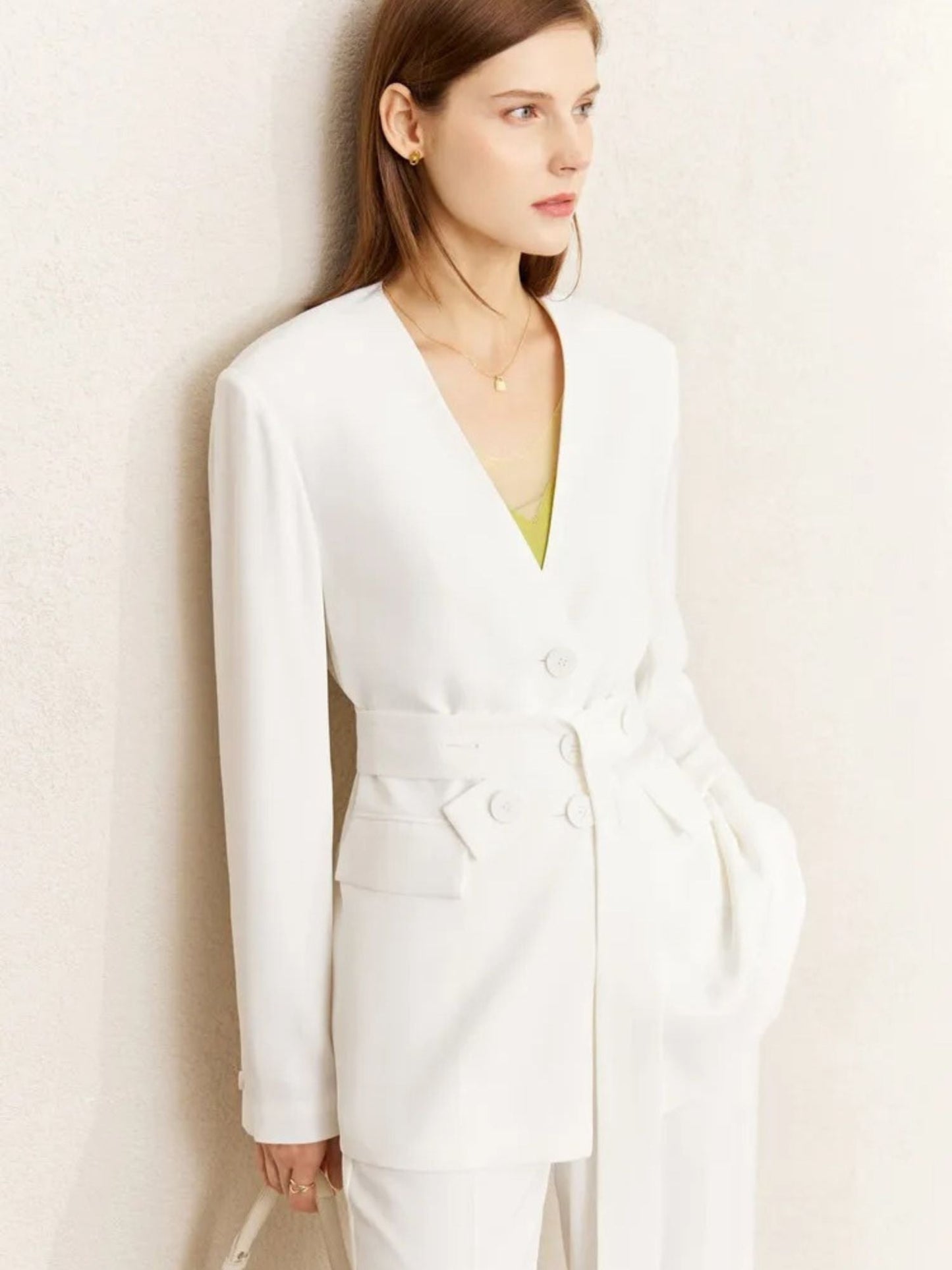 Blazer und Hose im Minimalist-Design mit V-Ausschnitt