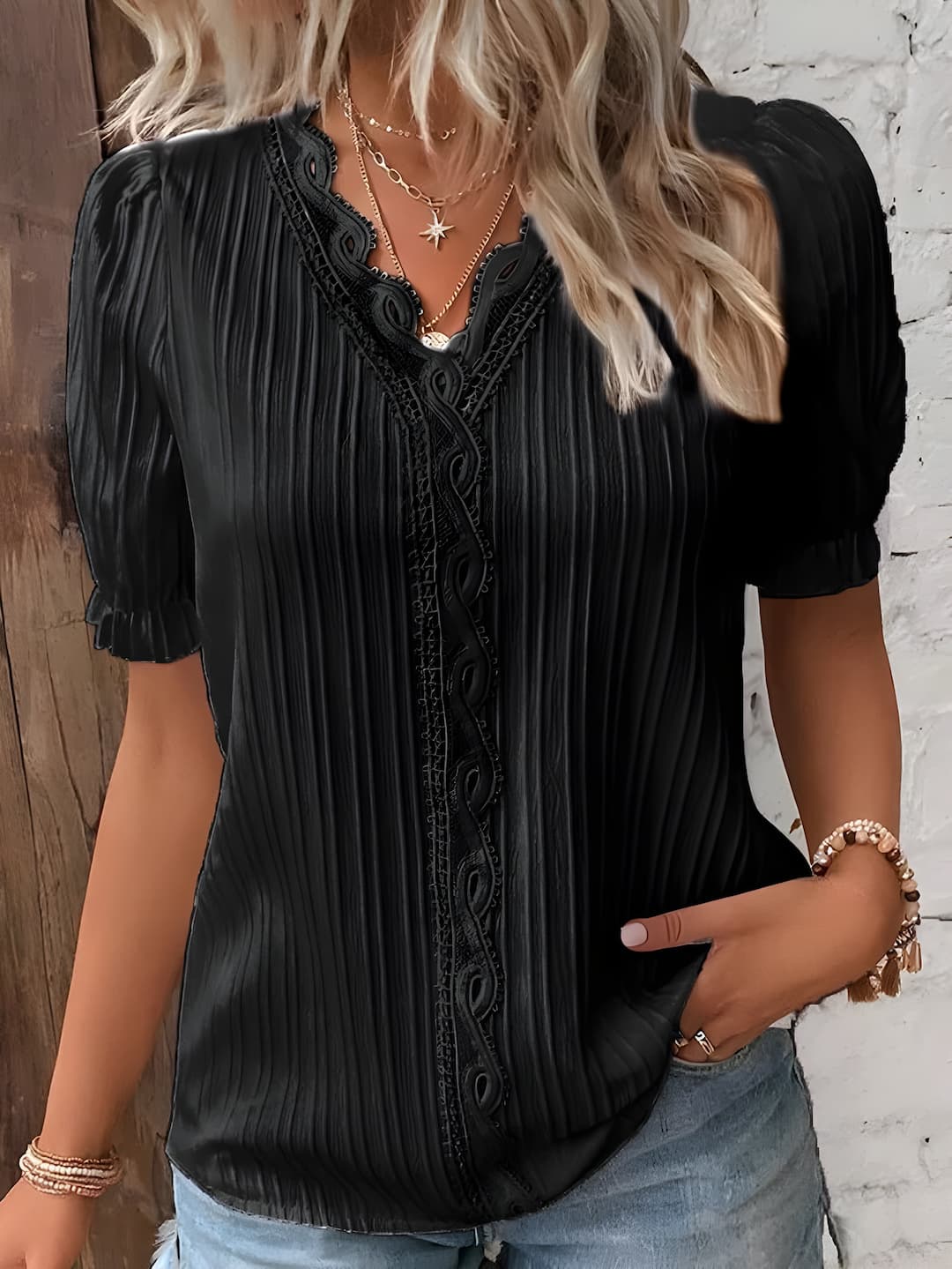 Elegante Bluse mit V-Ausschnitt, Spitzendetail, Faltenstruktur, kurzen Puffärmeln und lockerer Passform von Fudus.