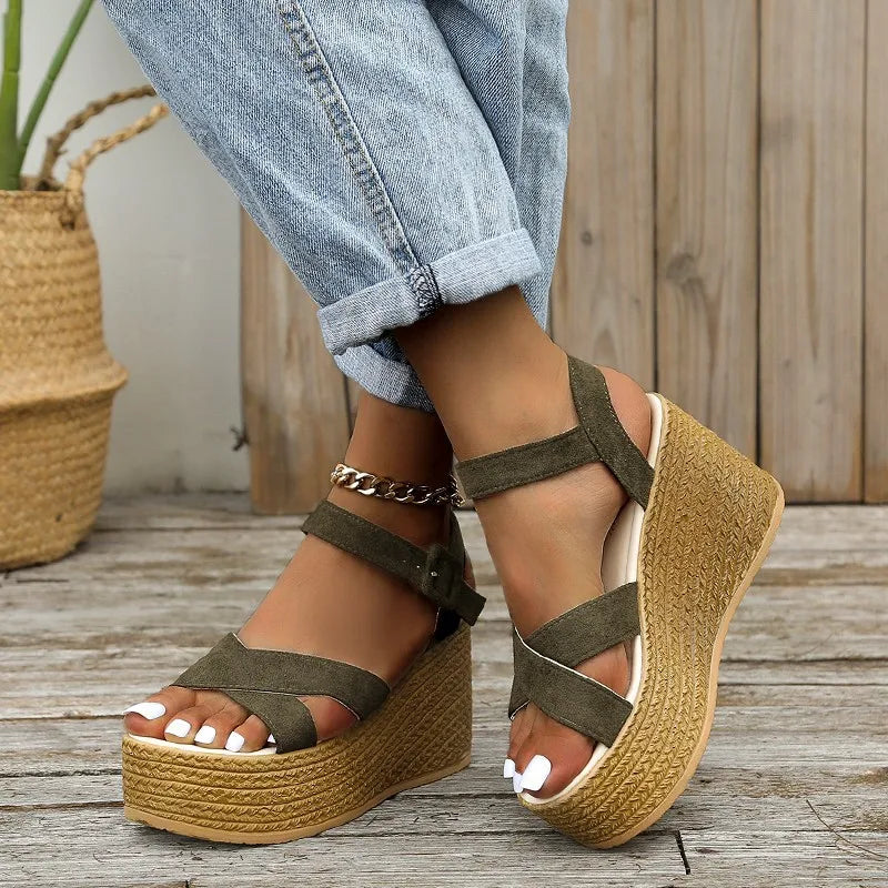 Modische Keilsandalen aus Georgia