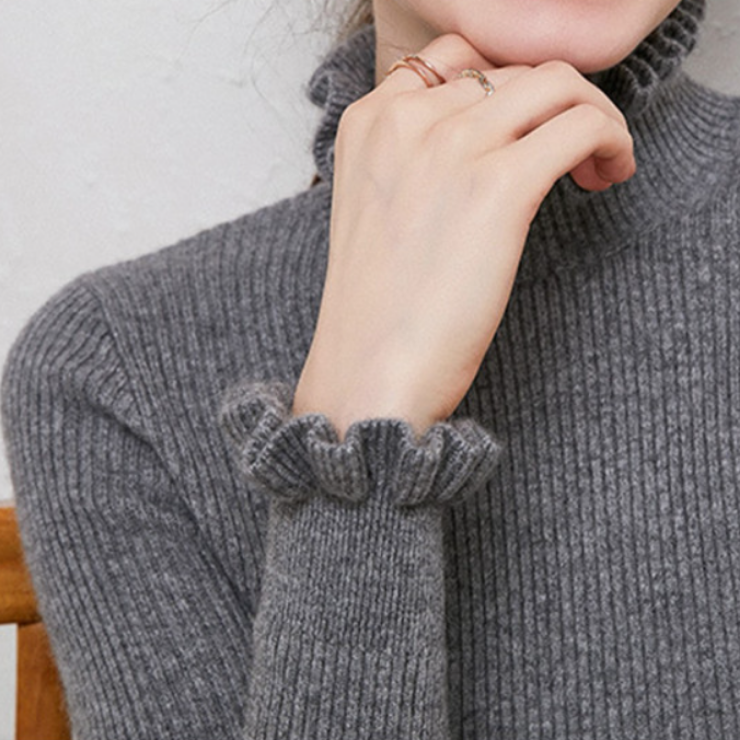 Krohn-e | Rollkragen-Strickpullover mit zarten Rüschendetails