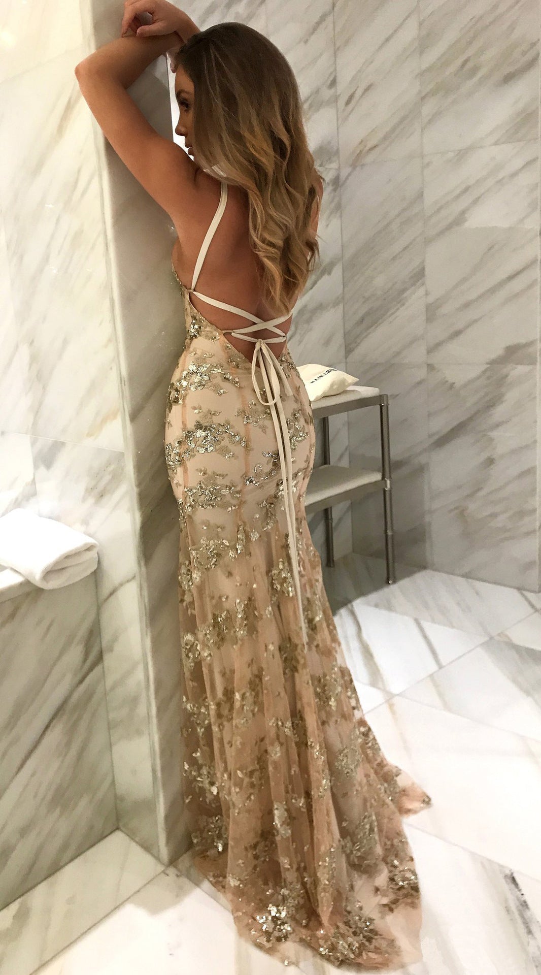 Damen Glamouröses Abendkleid mit filigraner Paillettenverzierung und elegantem Rückenschnitt Krohn-e