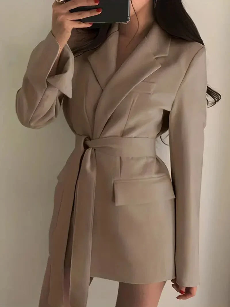 Krohn-e | Blazer Kleid - Taillierte Passform - Reverskragen - Bindegürtel - Mini Länge