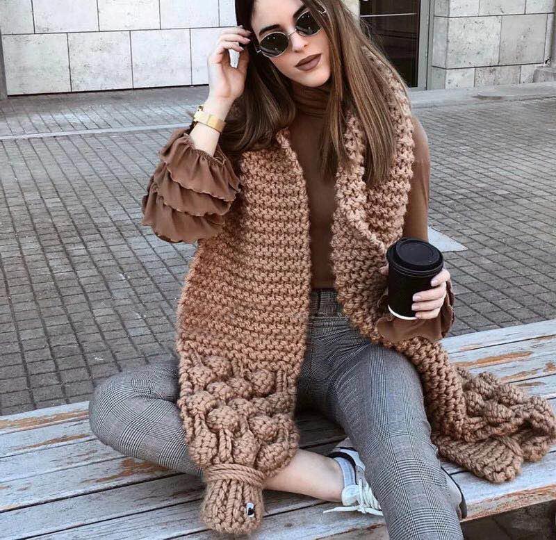 Damen Kuscheliger, handgefertigter Strickschal mit modischem Zopfmuster und extra weitem Design Krohn-e
