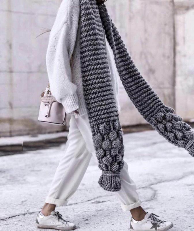 Damen Kuscheliger, handgefertigter Strickschal mit modischem Zopfmuster und extra weitem Design Krohn-e