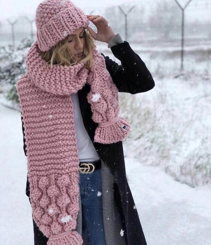 Damen Kuscheliger, handgefertigter Strickschal mit modischem Zopfmuster und extra weitem Design Krohn-e