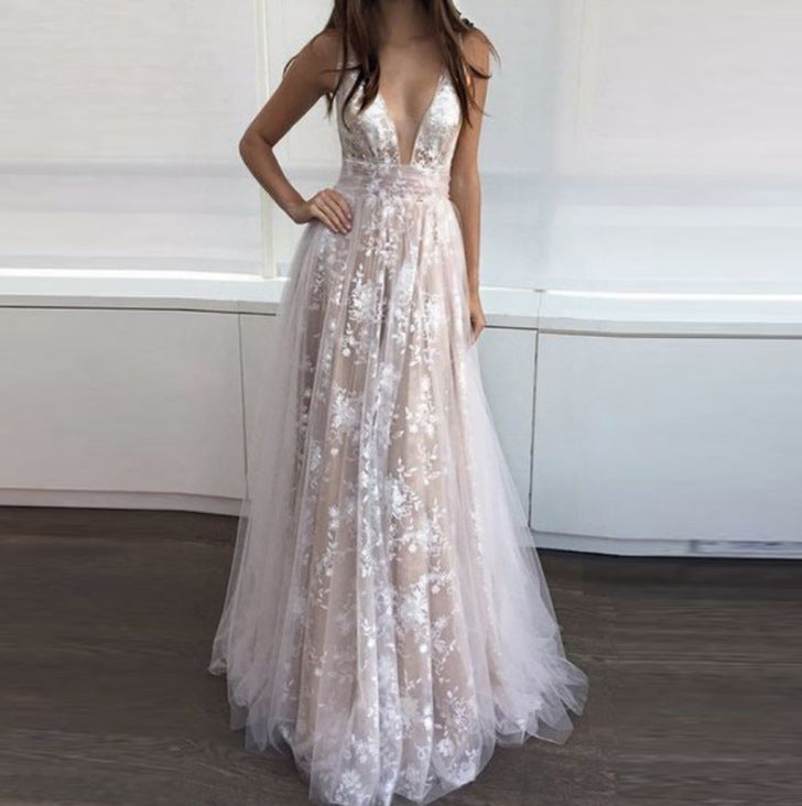 Elegantes Abendkleid mit Spitzenbesatz, tiefem V-Ausschnitt und Trägern