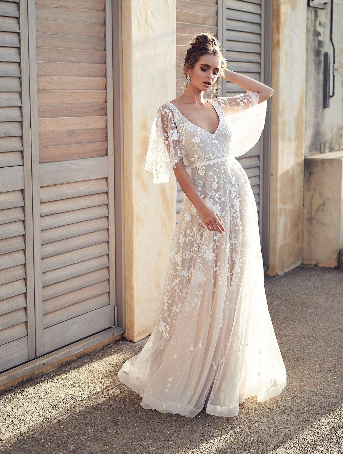 Elegantes Rückenausfluss-Kleid von Fudus