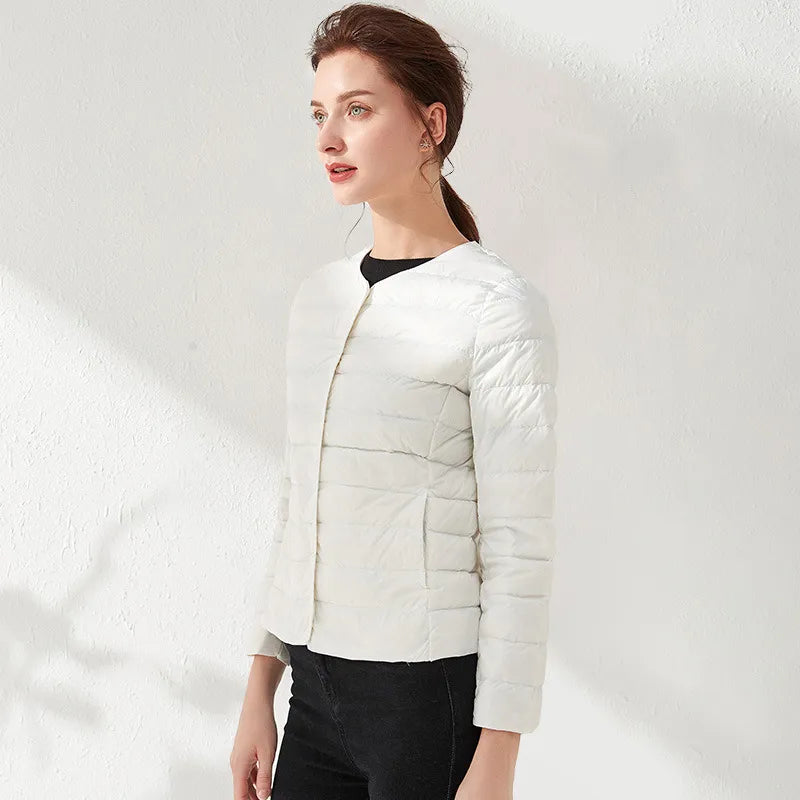 Krohn-e | Leichte, kragenlose und figurbetonende Damen-Daunenjacke