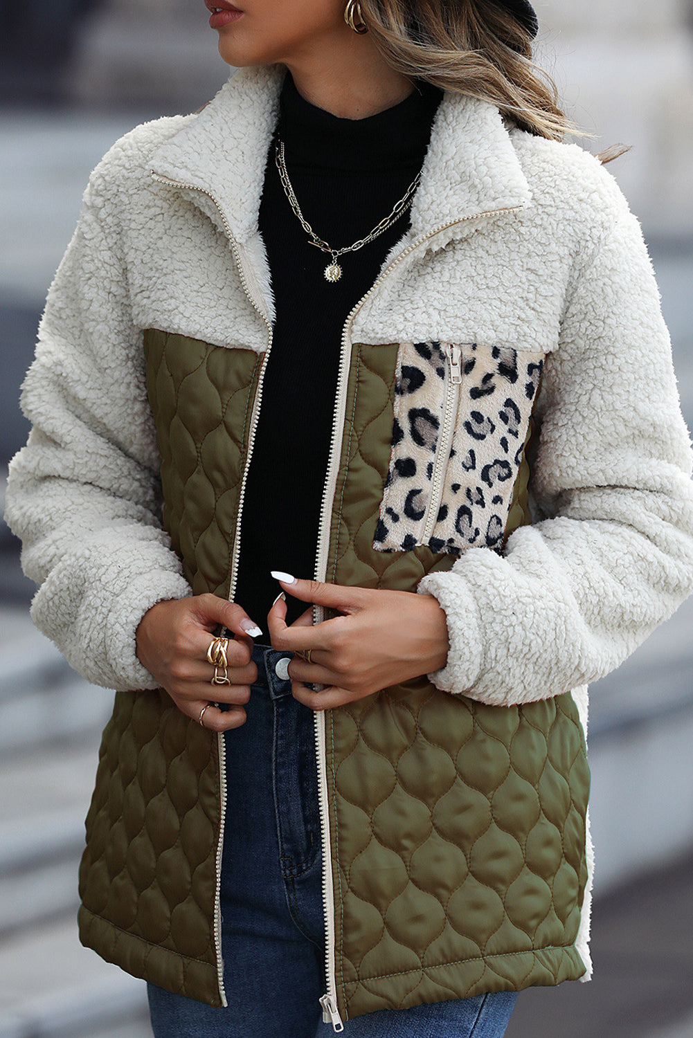 Krohn-e | Zip-Jacke mit Stehkragen aus Sherpa mit Leoparden-Patches