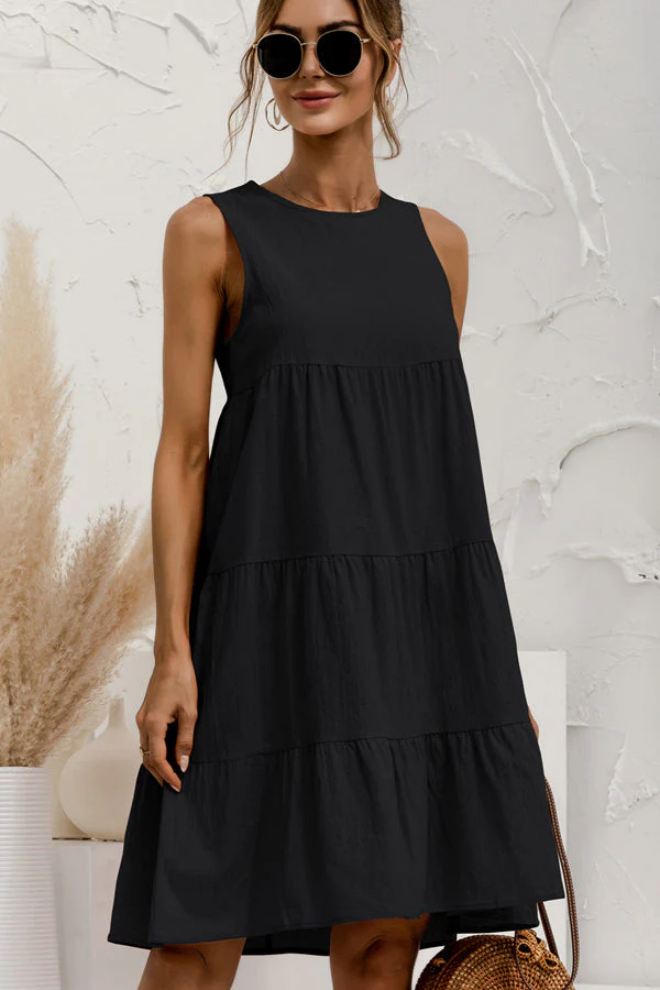 Kurzes, ärmelloses Anika-Kleid mit Rundhals und Raffungen