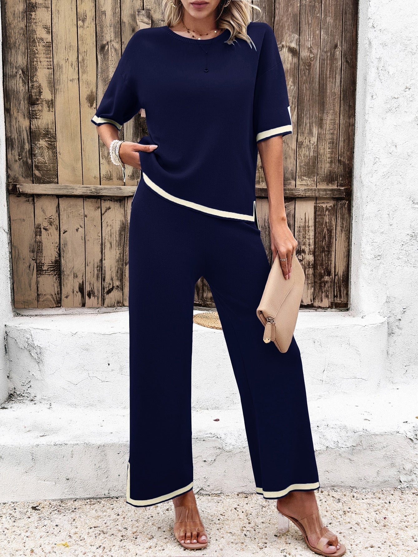 Elegantes Damenkostüm in Schwarz mit Streifen