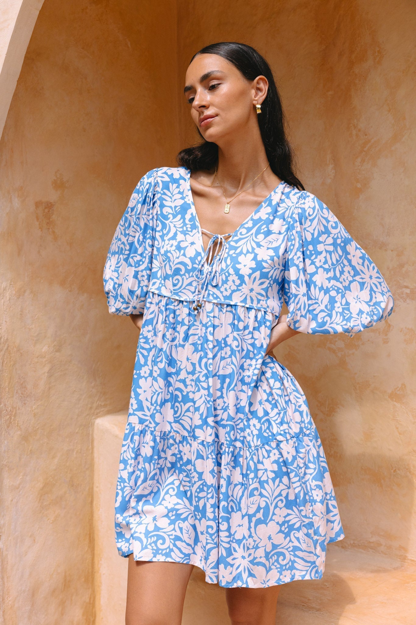 Kurzes blaues Blumenkleid Azura für Damen