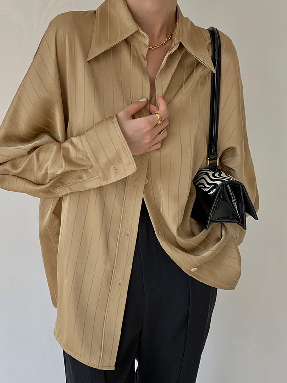 Krohn-e | Satin Hemd mit Ballonärmeln Elegant und Stilvoll Moderner Schnitt