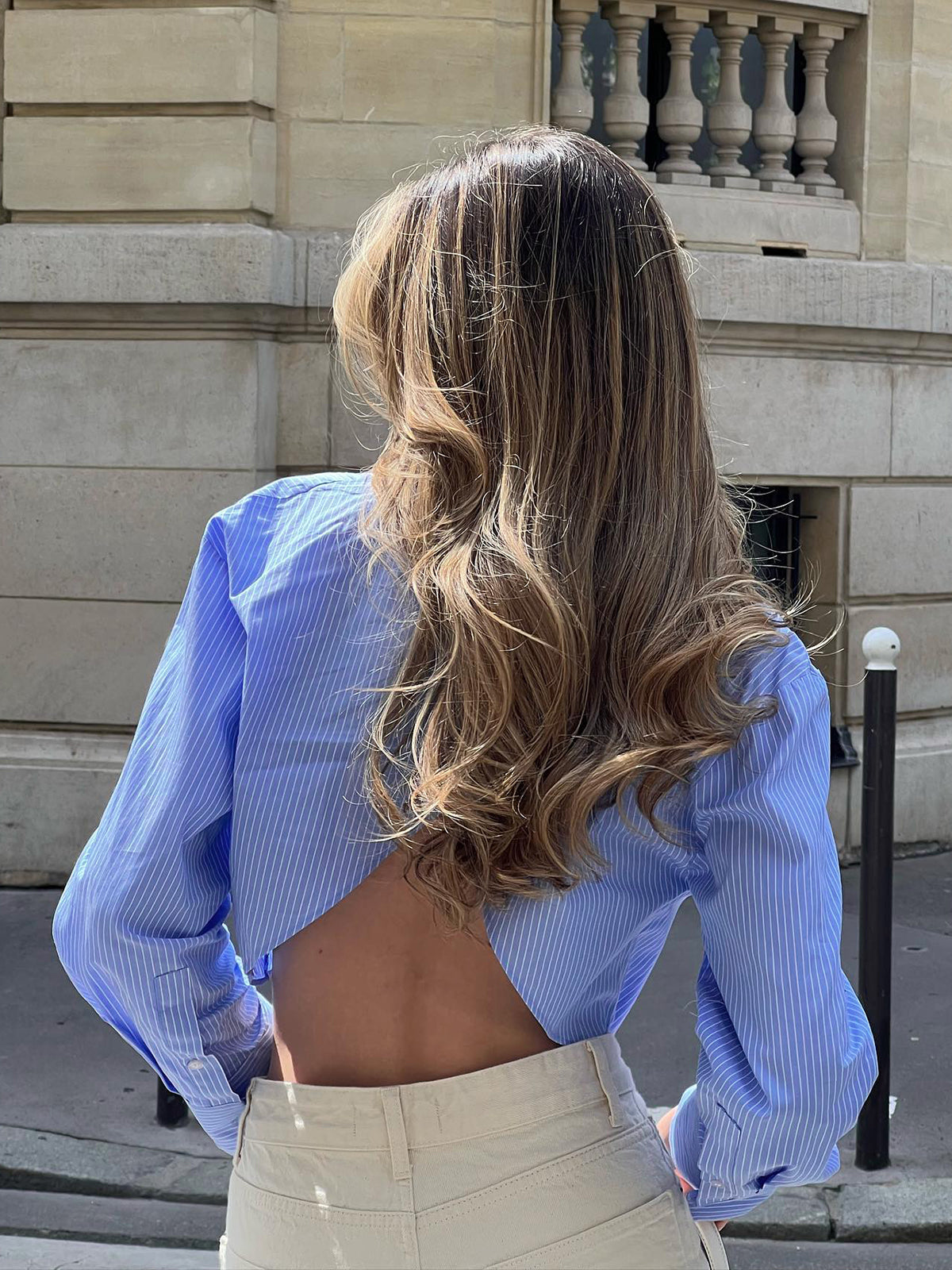 Fudus Kurzhemd mit Streifenmuster und offenem Rücken