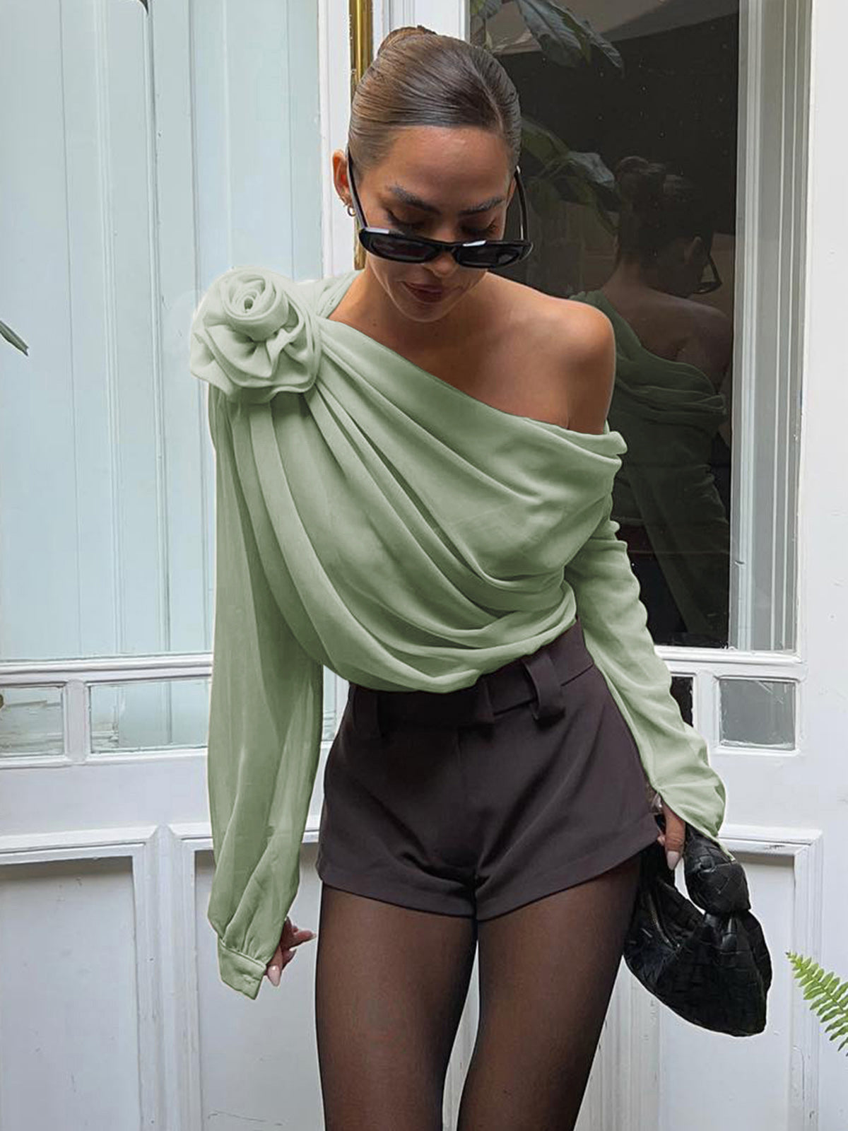 Fudus Chiffonbluse: Halbtransparent, asymmetrisch, einseitig geschulterter Schnitt