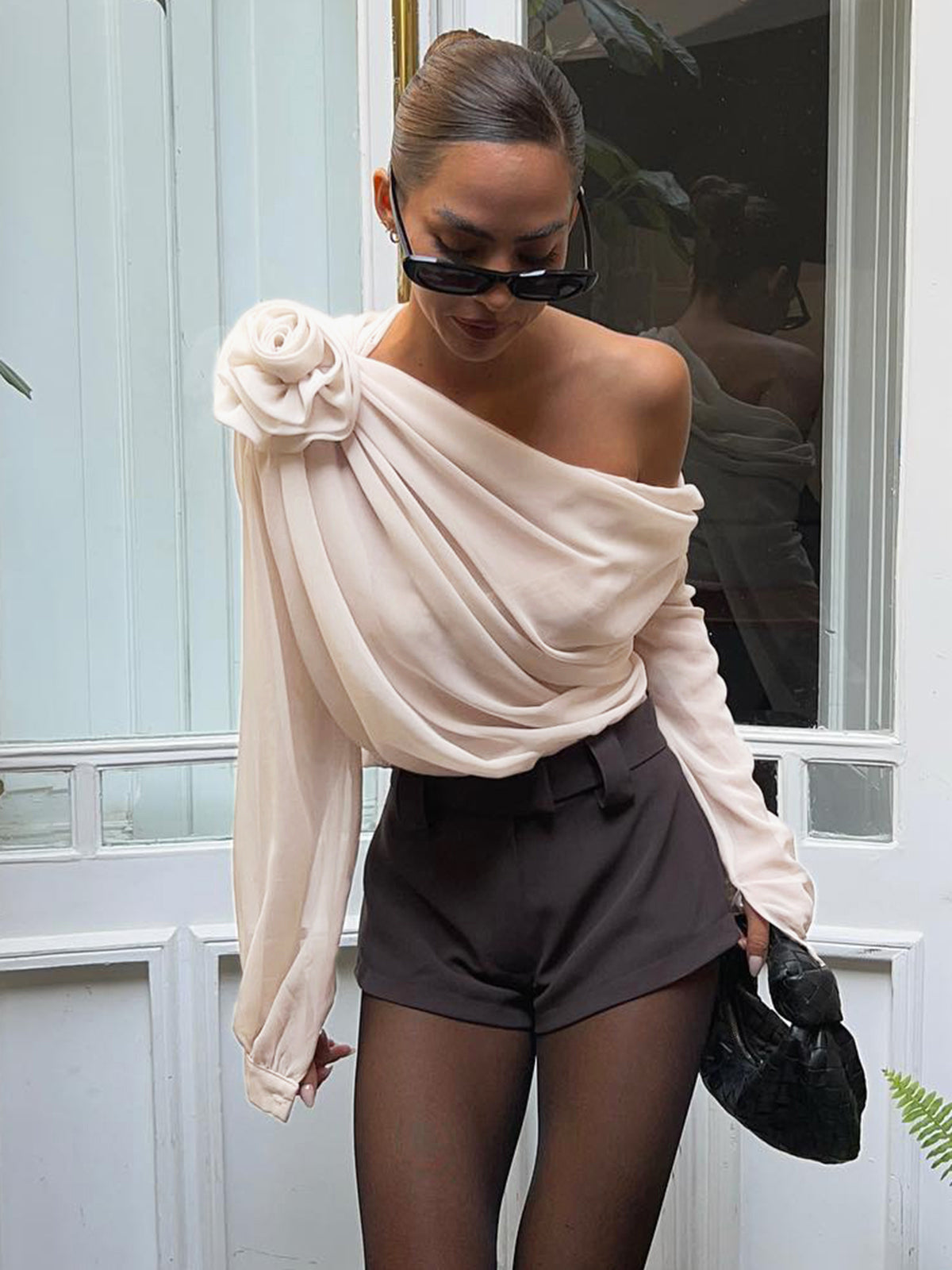 Fudus Chiffonbluse: Halbtransparent, asymmetrisch, einseitig geschulterter Schnitt