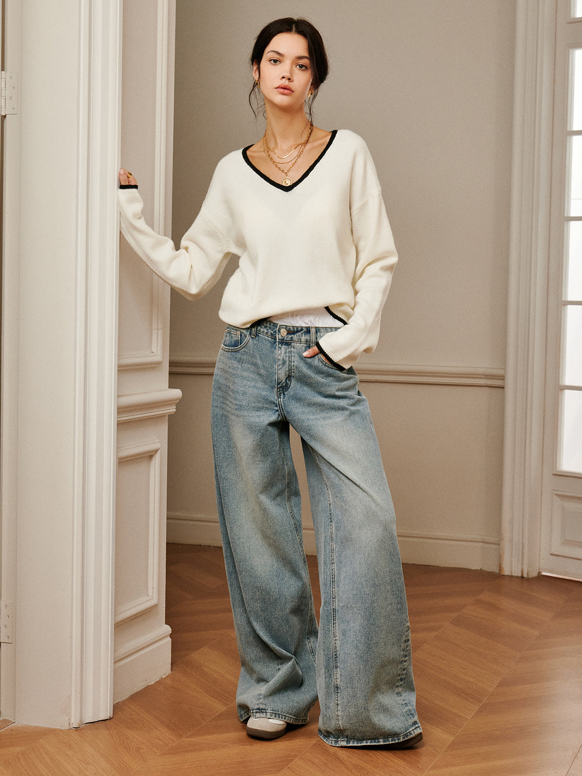 Gestricktes Top mit besticktem Besatz und drapierter Schulter von Fudus