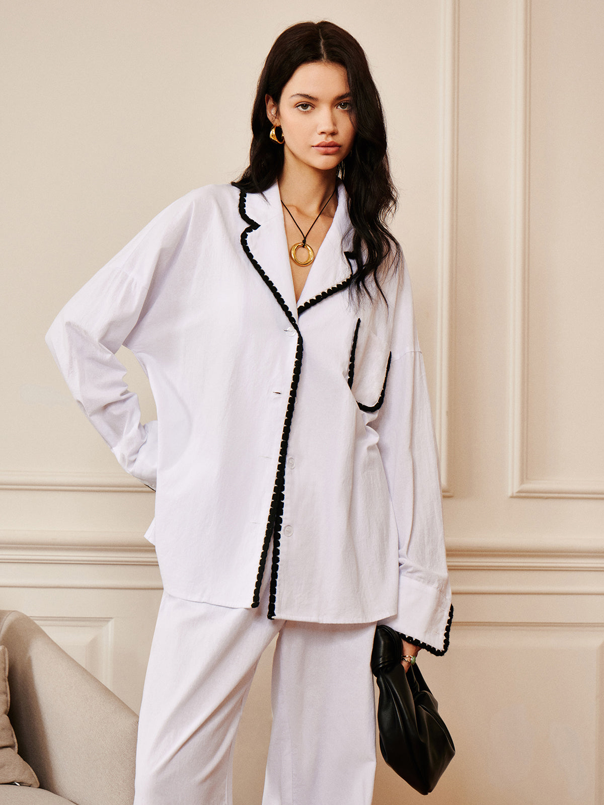 Fudus Hemd aus reiner Baumwolle mit kontrastierenden Besätzen am Revers