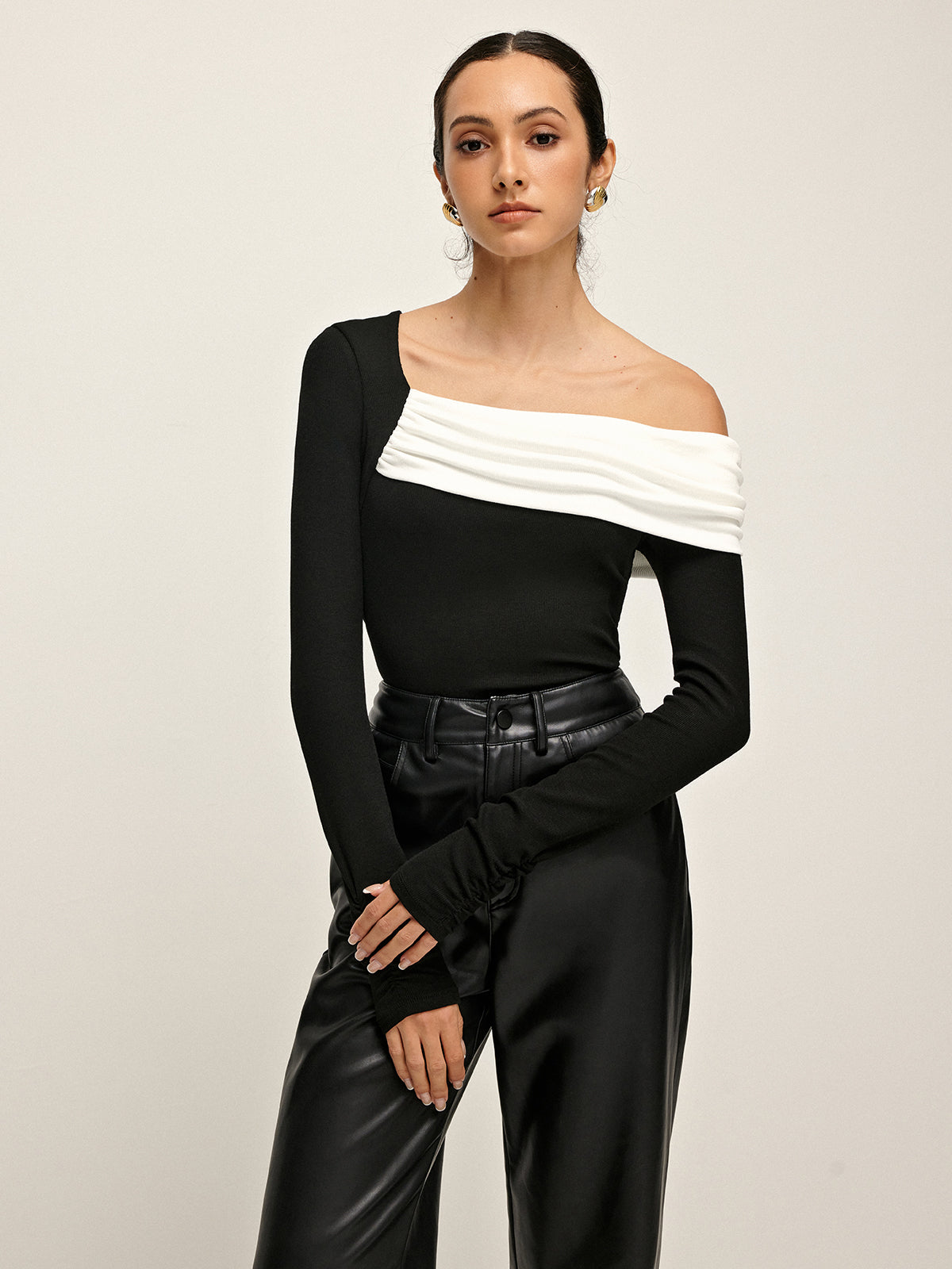 Fudus Falten T-Shirt mit Kalte-Schulter-Patchwork