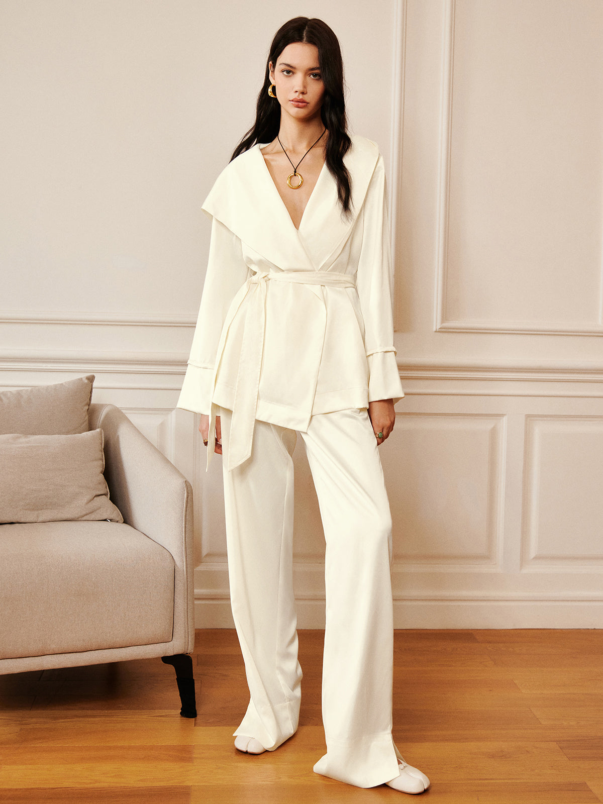 Fudus Satin Kapuzenbluse mit Gürtel