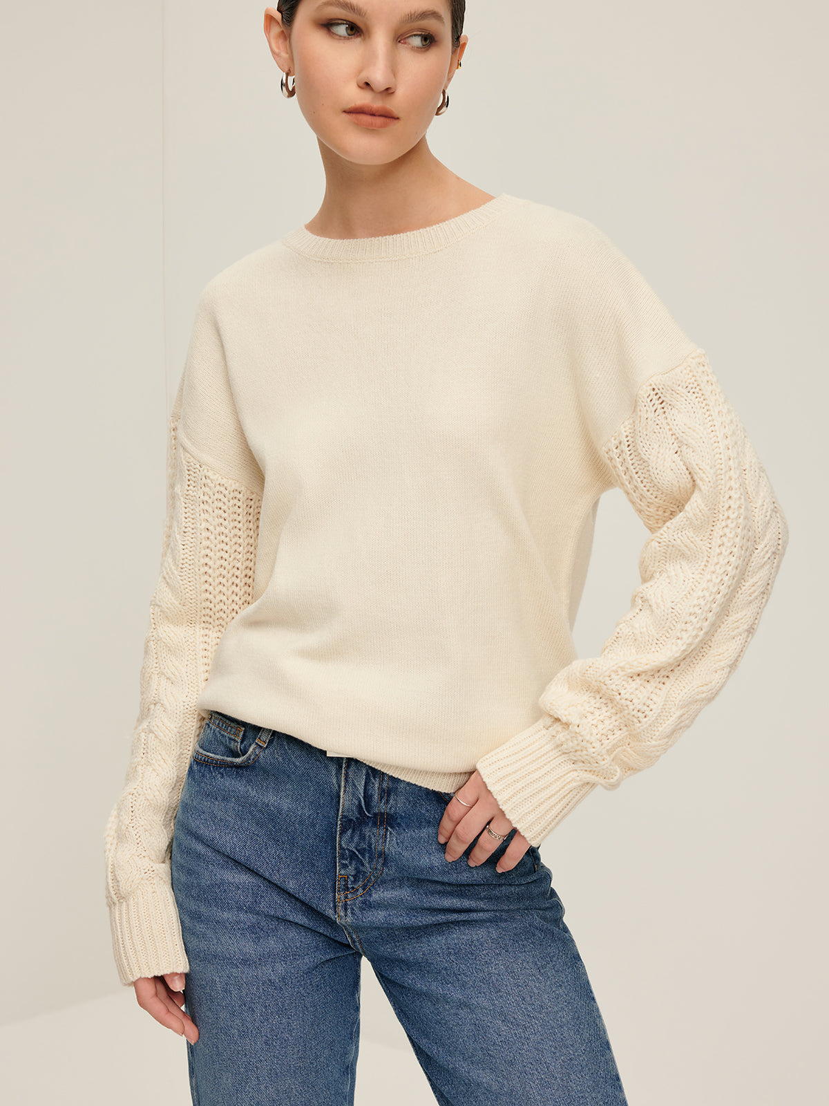 Krohn-e | Strickpullover mit Kabelstrickärmeln Lockere Passform und Moderne Details Bequem und Zeitlos