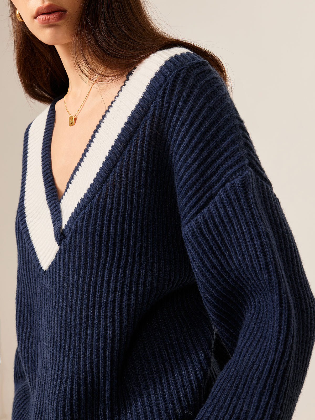 Krohn-e | Off-shoulder Strickbluse Komfortabel und Stilvoll V-ausschnitt Detail