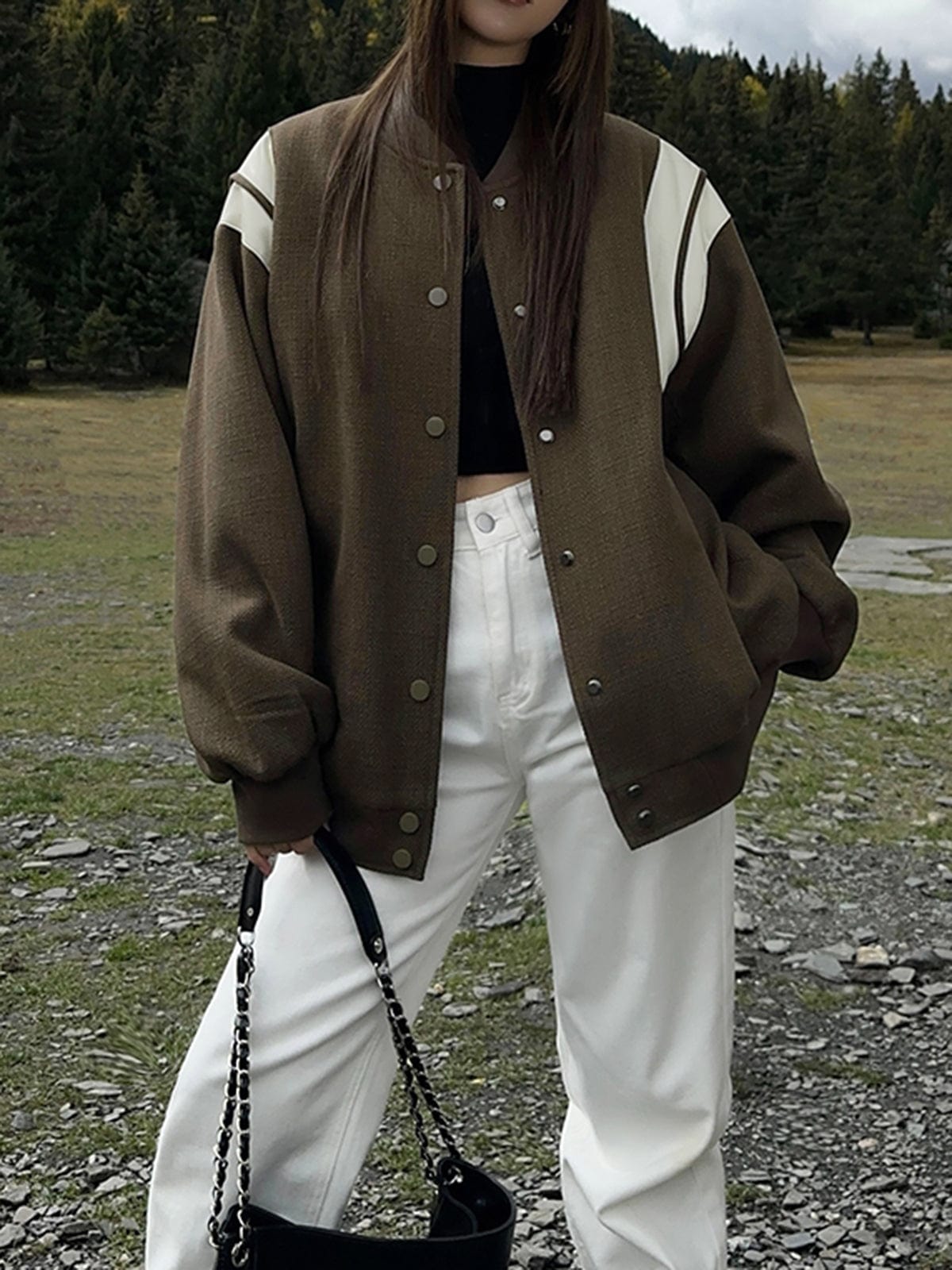 Krohn-e | Lässige Varsity Jacke Im Retro Stil mit Gestreiften Ärmeldetails und Gerippten Bündchen