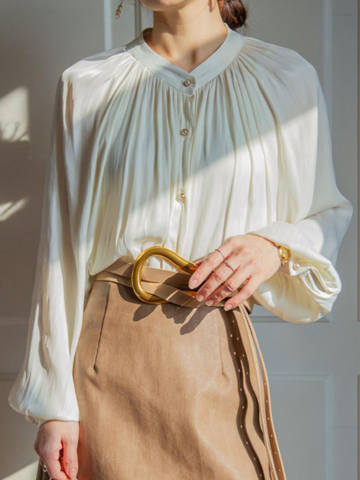 Hemd mit Faltenkragen und Perlenknopf von Fudus