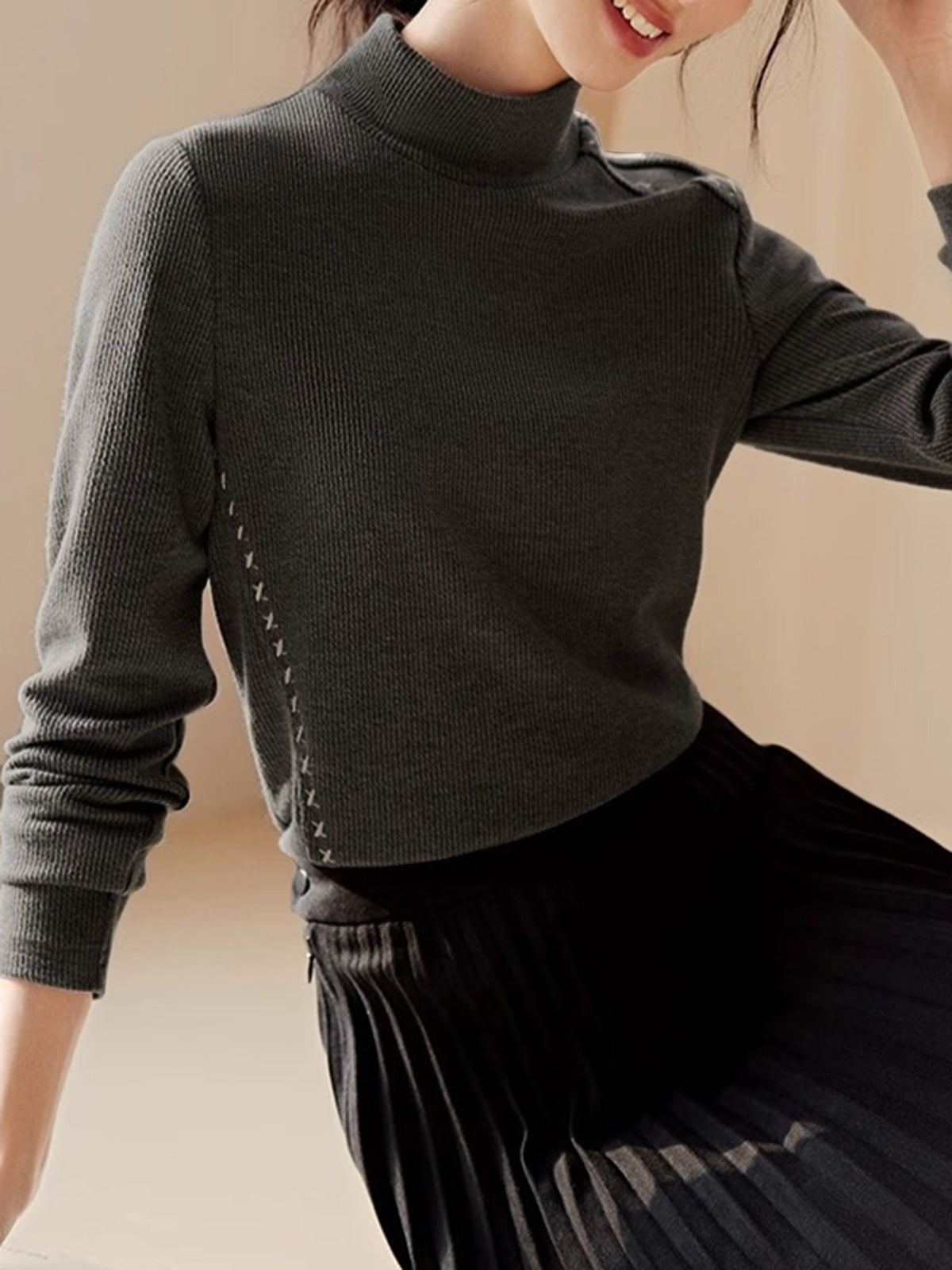 Rippstrick T-Shirt mit gesticktem Besatz und Gesäßausschnitt von Fudus