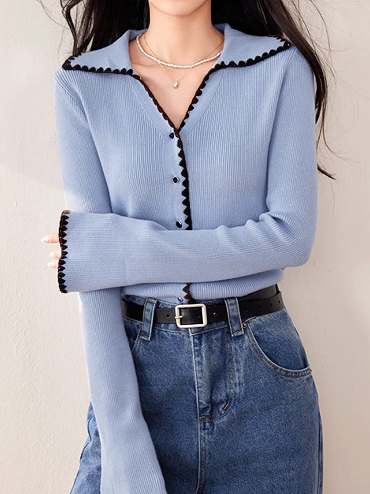 Krohn-e | Cardigan mit Kontrastkante und Rüschendetails Schlanker Schnitt Feminin und Schick