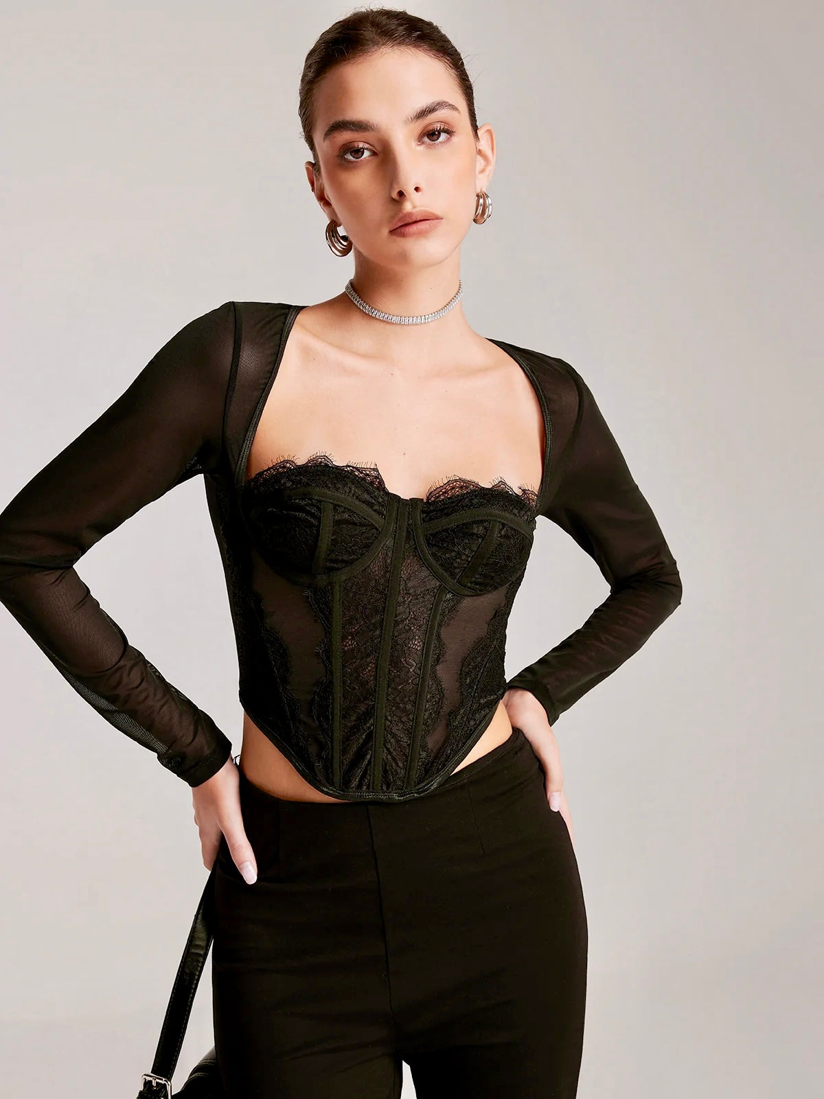 Fudus Spitze Langarm-Shirt mit Herz-Ausschnitt