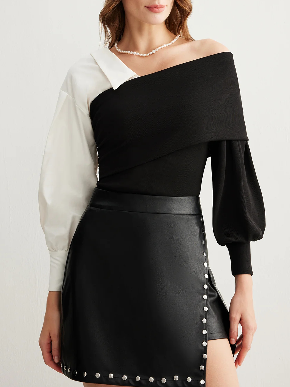 Fudus Zweifarbiges Cold-Shoulder-Shirt