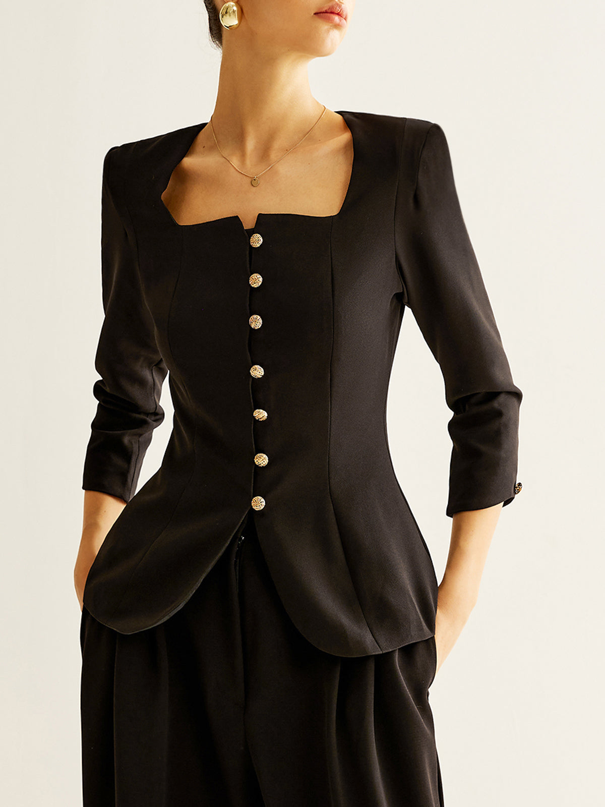 Fudus Bluse mit quadratischem Ausschnitt, Knopfverschluss und Schlitz