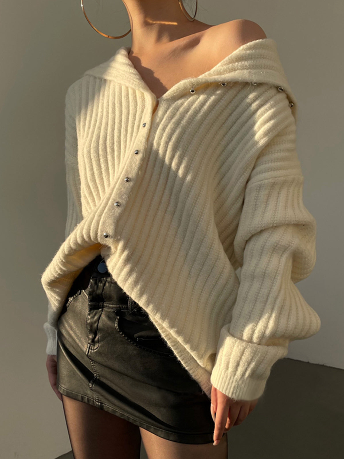 Krohn-e | Off-shoulder Cardigan mit Perlenknöpfen Ribstrick Elegant und Lässig