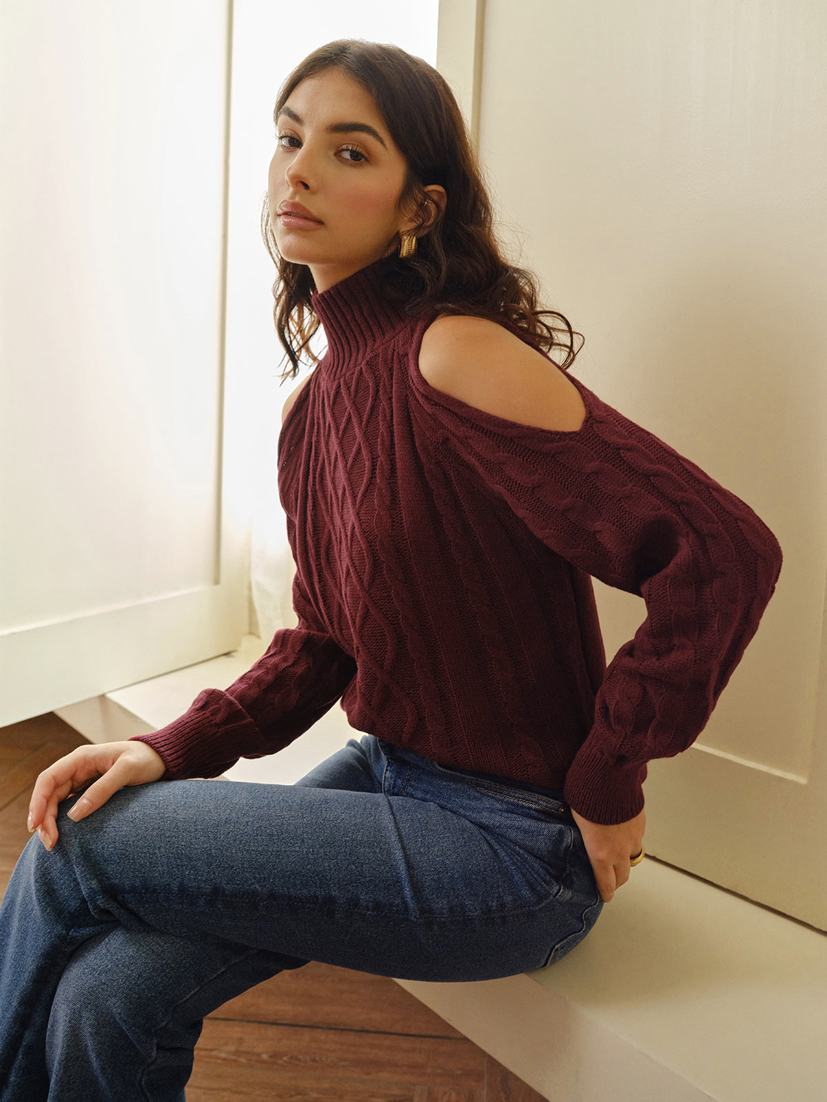 Fudus Stricktop mit Cold-Shoulder-Ausschnitt und Gesäßausschnitt