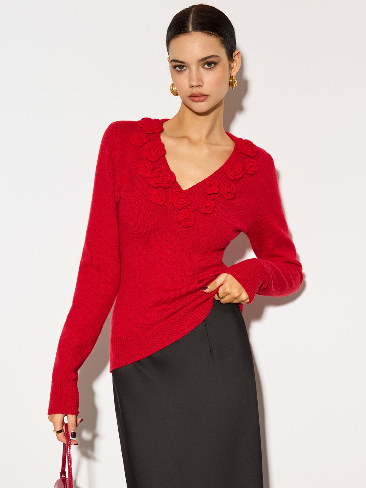 Figurbetontes Stricktop mit V-Ausschnitt und 3D-Blumenmuster