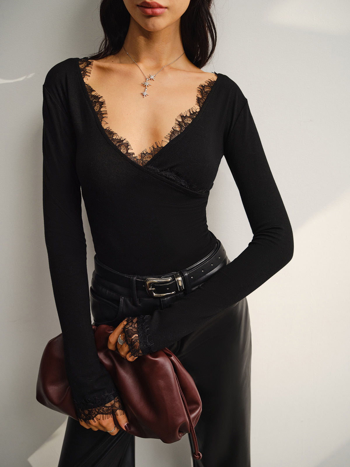 Fudus Spitzen-Skinny-Shirt mit V-Ausschnitt