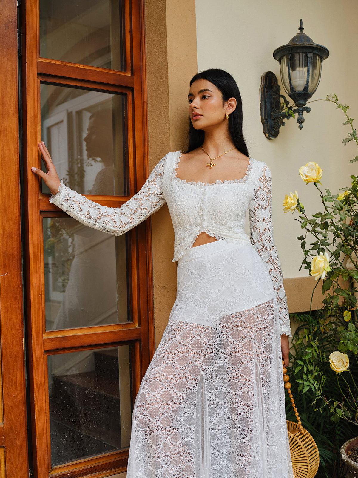 Fudus Crop Top mit semitransparentem Spitzenbesatz und Rüschenknopf